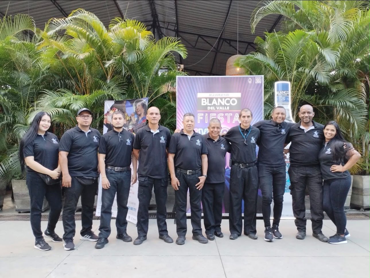 Integrantes del equipo Runner Stars posan juntos frente a una gráfica de evento